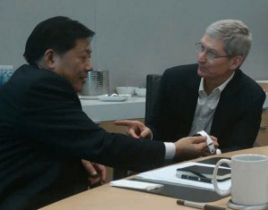 Tim Cook zeigt die Apple Watch Chinas Cyberspace-Minister