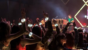 Ersatz für Feuerzeuge: Spezielle LED-Armbänder auf Country Music Awards