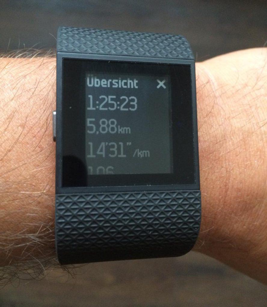 Fitbit Surge am Handgelenk