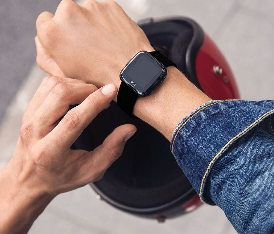 Fitbit Versa am Handgelenk Smartwatch