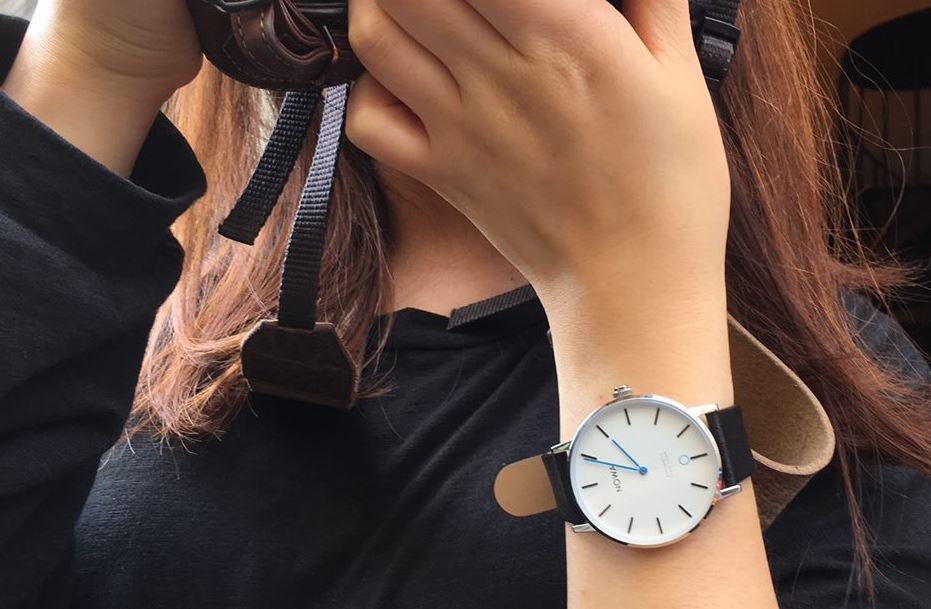 Nowa Shaper Hybrid Smartwatch am Handgelenk einer Dame