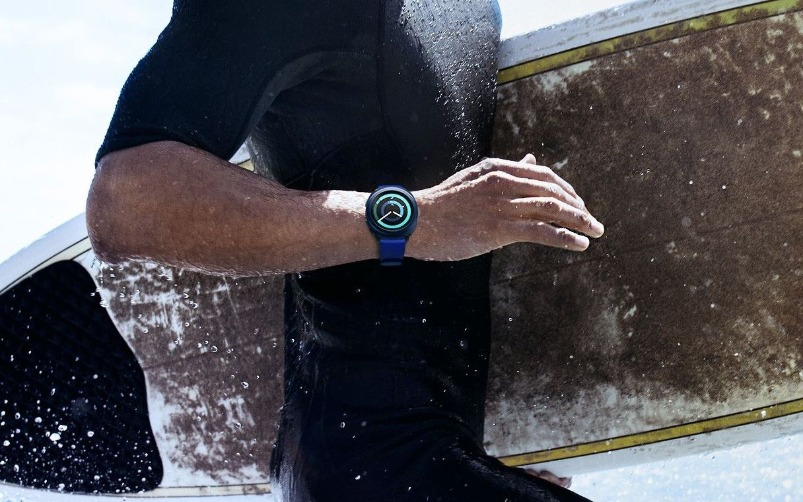 Samsung Gear Sport am Handgelenk beim Surfen