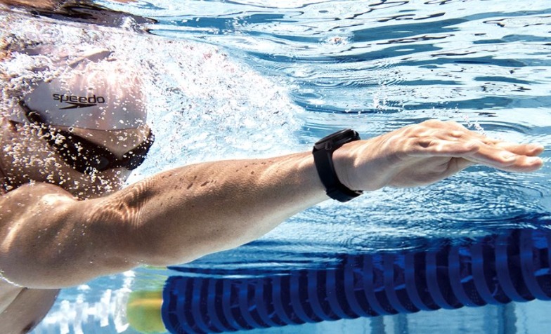 Samsung Gear Sport am Handgelenk beim Schwimmen