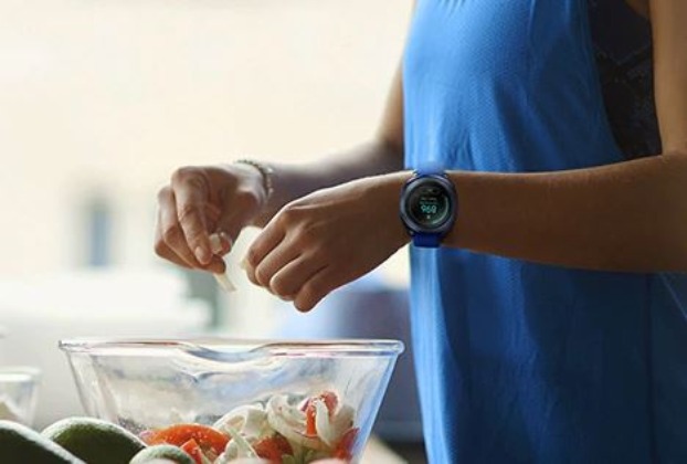 Samsung Gear Sport am Handgelenk beim Kochen