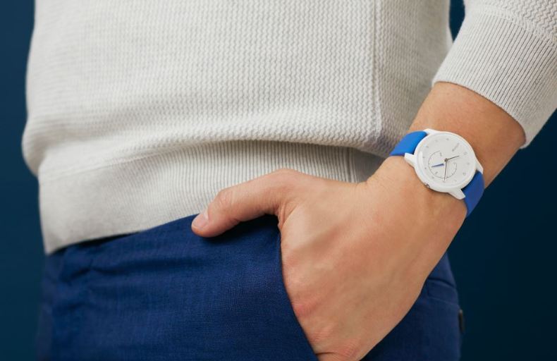 Withings Move Smartwatch Hand in der Hosentasche