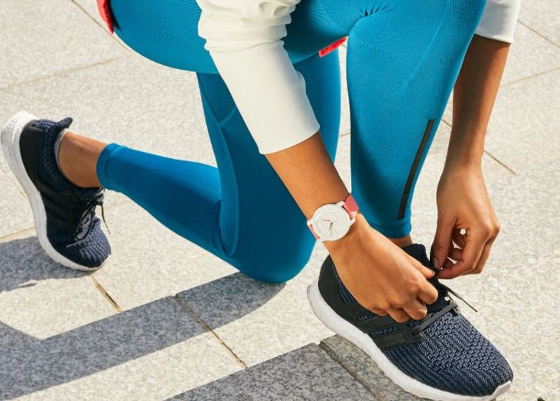 Withings Move Smartwatch beim Zubinden der Laufschuhe