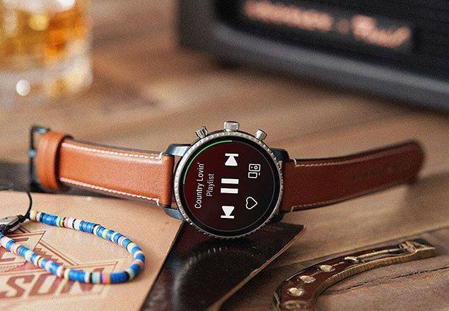 Fossil Explorist HR Smartwatch bei Musikwiedergabe