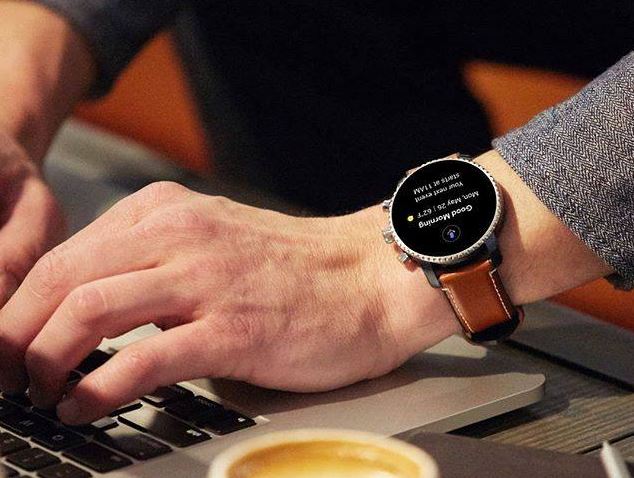 Fossil Explorist HR Smartwatch am Handgelenk beim Bedienen eines Laptops