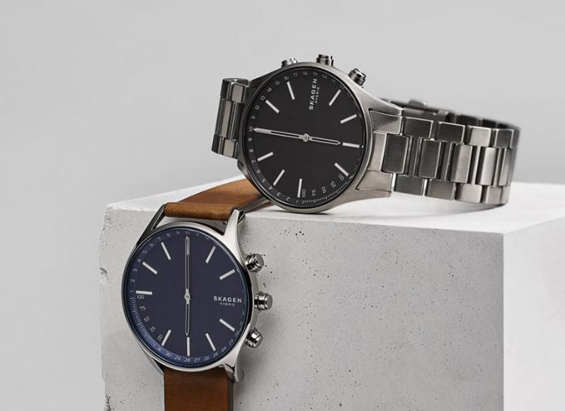 Zwei Skagen Holst Smartwatches nebeneinander