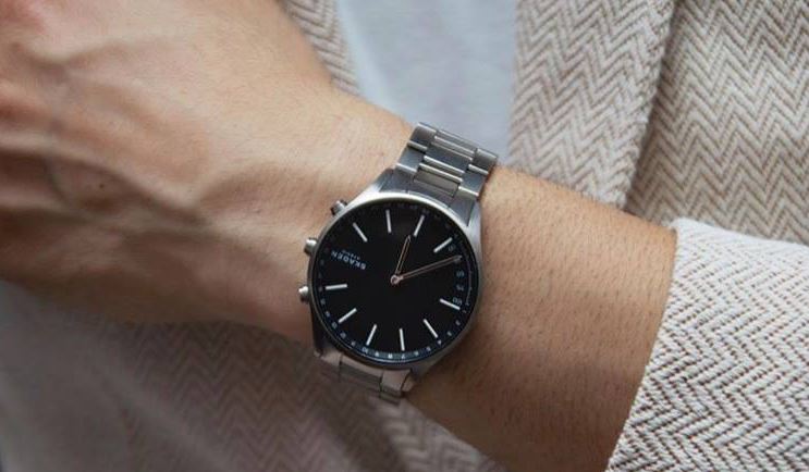 Skagen Holst Smartwatch am Handgelenk eines Herren