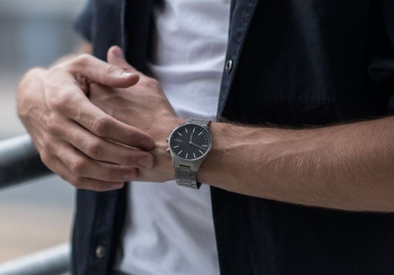 Skagen Holst Smartwatch Mann trägt Smartwatch