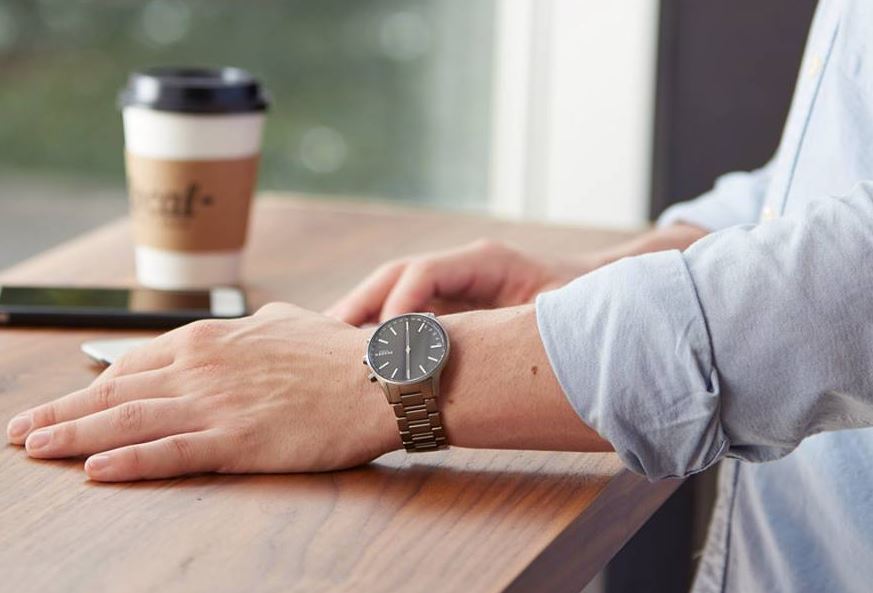 Skagen Holst am Handgelenk eines Herren am Tisch