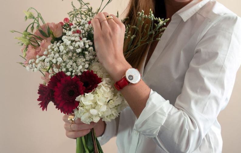 Withings Steel HR Smartwatch am Handgelenk einer Dame mit Blumenstrauss