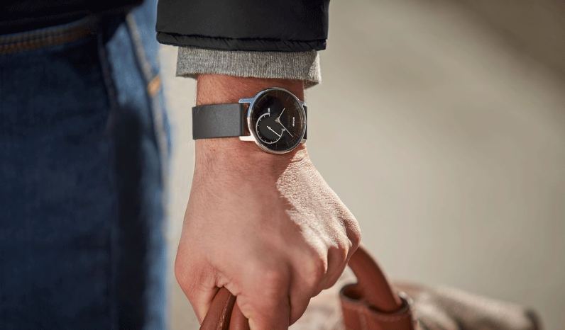 Withings Steel HR Smartwatch am Handgelenk eines Herren mit Tasche