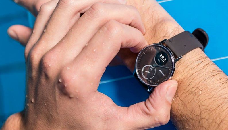 Withings Steel HR Smartwatch beim Schwimmen