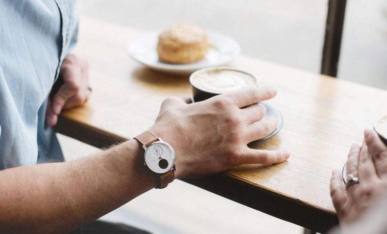 Withings Steel HR Smartwatch mit Kaffeetasse