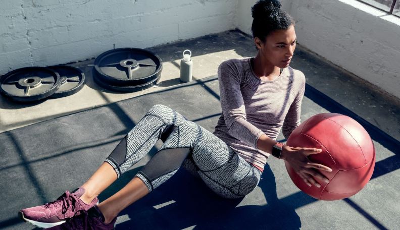 Frau mit Fitbit Ionic Smartwatch beim Training