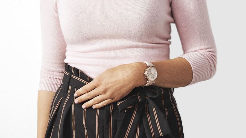 Fossil Carlie Hybrid Smartwatch am Handgelenk einer Dame