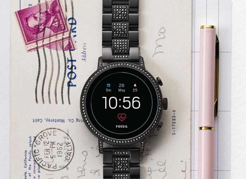 Fossil Venture HR Damen Smartwatch liegt auf Postkarte