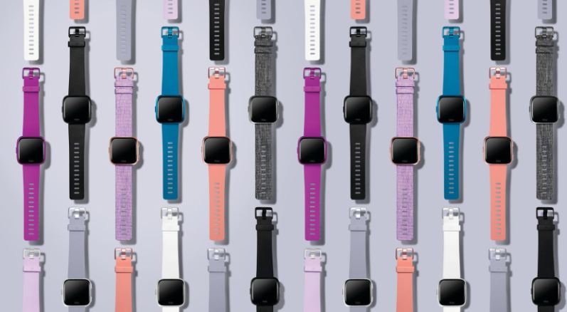 breite Farbpalette an Fitbit Versa Smartwatches