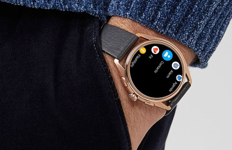 Mann trägt Emporio Armani Connected Touchscreen Smartwatch am Handgelenk mit Hand in Hosentasche