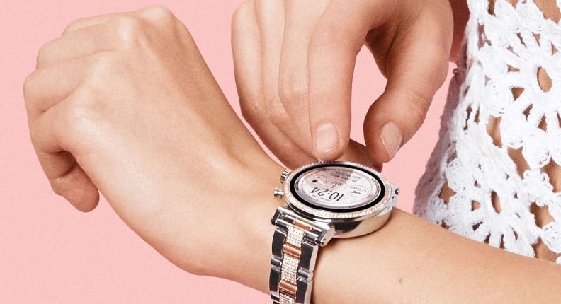 frau tippt auf display der michael kors access sofie 2 smartwatch