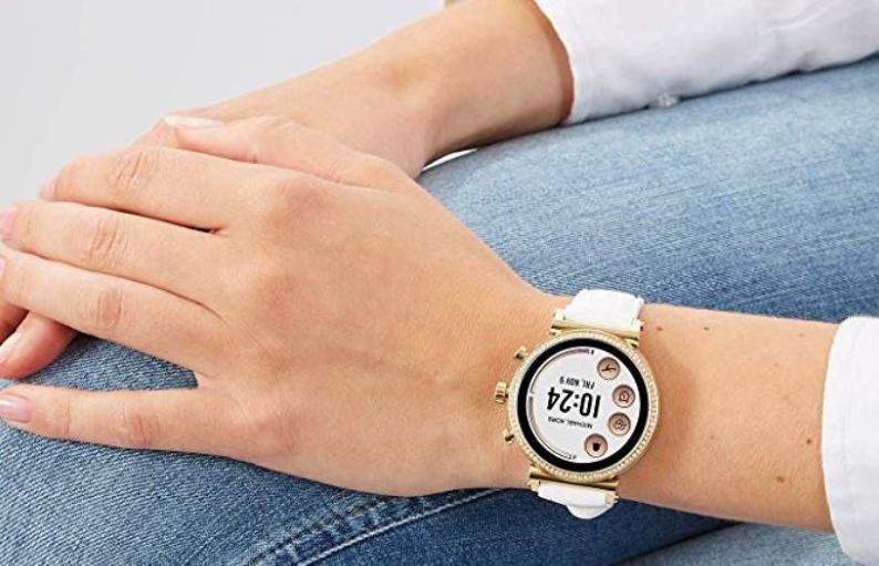 frau sitzend mit michael kors access sofie 2 smartwatch am handgelenk