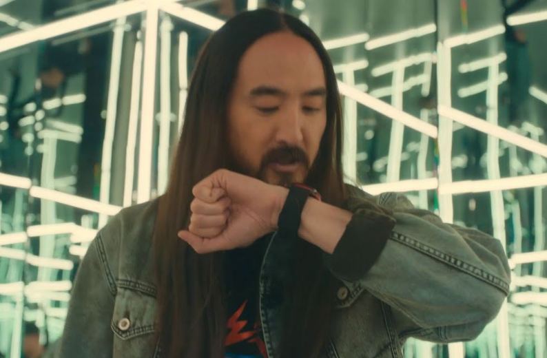 Steve Aoki spricht ins Mikrofon der Diesel On Full Guard 2.5 Smartwatch