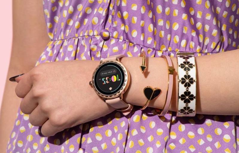 Frau mit Kleid trägt Kate Spade New York Scallop 2 Smartwatch am Handgelenk