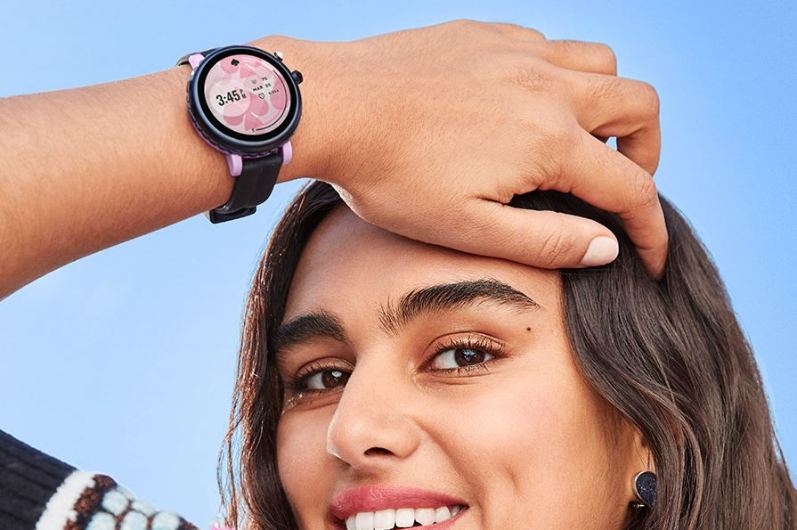 Dame mit Kate Spade New York Sport Smartwatch am Handgelenk