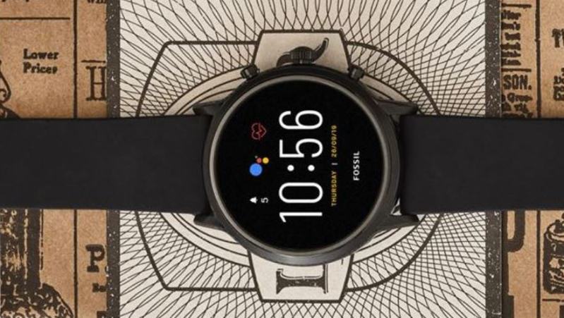 Fossil Carlyle HR Smartwatch liegend auf Postkarte