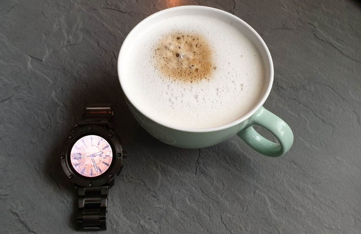 diesel on axial smartwatch neben kaffeetasse