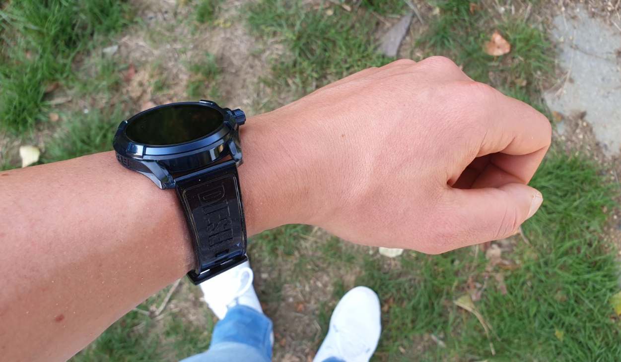 diesel on fadelite smartwatch test am handgelenk fokus auf armband